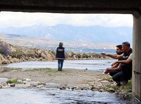 Zorlu göç devam ediyor: Ekipler 7/24 nöbet tutuyor