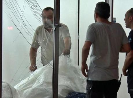 10 gün önce ekiplere köşe kapmaca oynatan adam yine sahnede! Eşinin mağazasını savaş alanına çevirdi