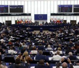 AB Komisyonu Başkanı von der Leyen, Avrupa Parlamentosu’ndaki güvensizlik oylamasından geçti