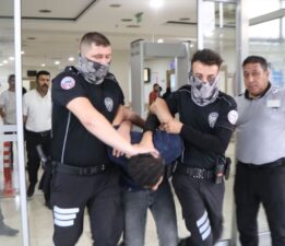 Acilde dehşet: Doktoru ve güvenlik görevlisini bıçakladı