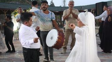 Akondroplazili çift 21 yıl sonra evlilik hayallerini gerçekleştirdi