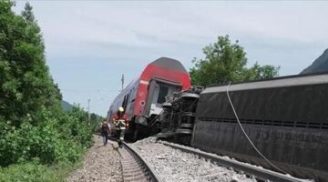 Almanya’da yolcu treni raydan çıktı! ölü ve yaralılar var
