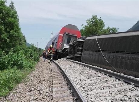 Almanya’da yolcu treni raydan çıktı! ölü ve yaralılar var