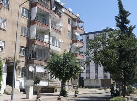 Apar topar binayı terk ettiler! ‘Sallandı’ denilen binada son durum