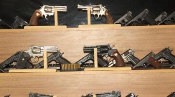 Araçtan cephanelik çıktı: 65 ruhsatsız tabanca, İkinci Dünya Savaşı’nda kullanılan silahlar