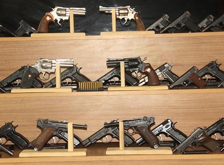 Araçtan cephanelik çıktı: 65 ruhsatsız tabanca, İkinci Dünya Savaşı’nda kullanılan silahlar