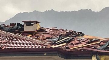 Artvin’de fırtına vurdu! Bazı evlerin çatıları uçtu