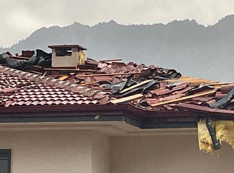Artvin’de fırtına vurdu! Bazı evlerin çatıları uçtu