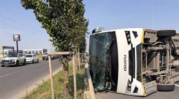 Askeri personeli taşıyan servis devrildi! 13 yaralı