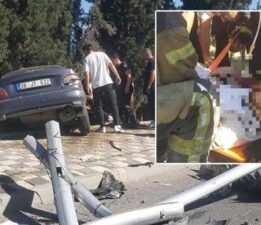 Aydınlatma direğine çarpan otomobil, kaldırımda asılı kaldı