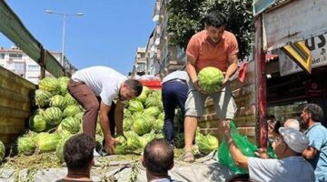 Babasının ölüm yıldönümünde 1 kamyon karpuz dağıttılar: Kapış kapış gitti