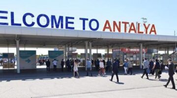 Bakan Ersoy açıkladı! Antalya’ya 1 günde 100 bin yabancı turist geldi