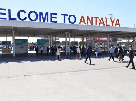 Bakan Ersoy açıkladı! Antalya’ya 1 günde 100 bin yabancı turist geldi