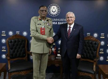 Bakan Güler, IDEF’te Vietnam ve Pakistanlı yetkilileri kabul etti