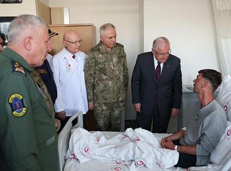 Bakan Güler’den metan gazından zehirlenen askerlere ziyaret