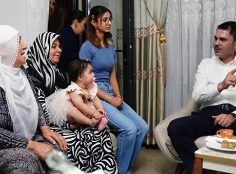 Bakan Kurum’dan depremzede aileye ziyaret: ‘Malatya merkeziyle, ilçesiyle, köyüyle ayağa kalkacak’