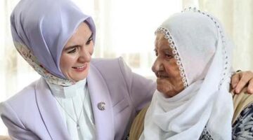 Bakanı Göktaş, sosyal medya fenomeni ‘Raife Babaanneyi’ ziyaret etti