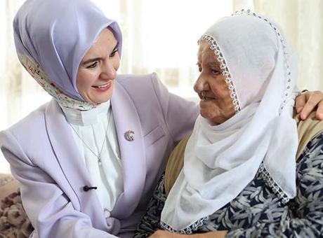 Bakanı Göktaş, sosyal medya fenomeni ‘Raife Babaanneyi’ ziyaret etti