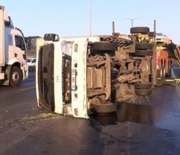Başakşehir TEM Otoyolu’nda kamyonet devrildi; trafik yoğunluğu oluştu
