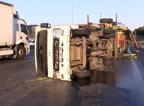 Başakşehir TEM Otoyolu’nda kamyonet devrildi; trafik yoğunluğu oluştu