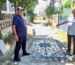 Belediye yol yapmayınca vatandaş sokağa halı sermek zorunda kaldı