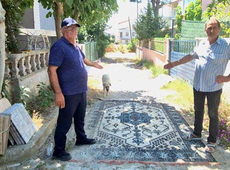 Belediye yol yapmayınca vatandaş sokağa halı sermek zorunda kaldı