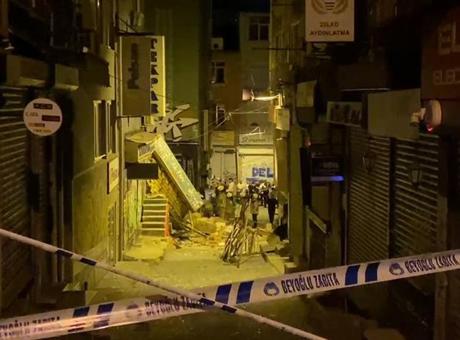 Beyoğlu’da 3 katlı bina patlama sonrası çöktü