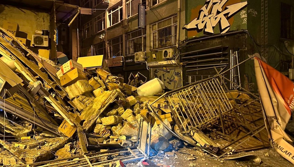 Beyoğlu’nda bir binada patlama sesinin ardından çökme yaşandı
