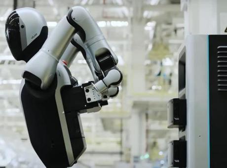 BİLİM VE TEKNOLOJİ HABERLERİ: ünyanın ilk kendi kendine 7/24 çalışabilen robotu!