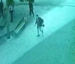 Bir elinde baston, bir elinde silah: 93 yaşında 3 kişiyi yaraladı