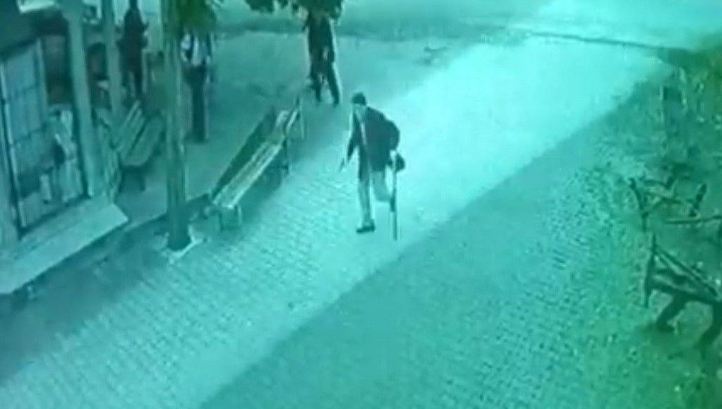 Bir elinde baston, bir elinde silah: 93 yaşında 3 kişiyi yaraladı
