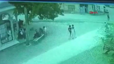 Bir elinde baston bir elinde tabanca… Köy meydanında karşılaştığı yeğenini vurdu!