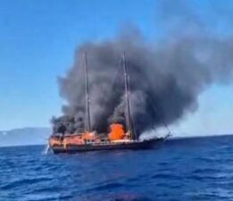Bodrum’da korku dolu anlar! Turistlerin bulunduğu ahşap tekne yanarak battı