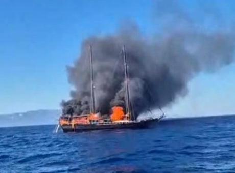 Bodrum’da korku dolu anlar! Turistlerin bulunduğu ahşap tekne yanarak battı