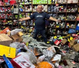 Bu dükkanda son 55 yılda üretilen tüm otomobillerin parçaları var! Müşteriler kendisi bulursa hediye ediyor