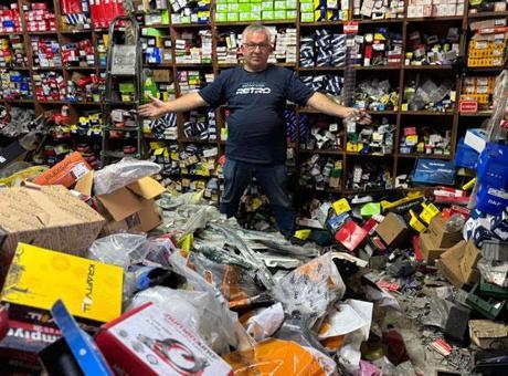 Bu dükkanda son 55 yılda üretilen tüm otomobillerin parçaları var! Müşteriler kendisi bulursa hediye ediyor