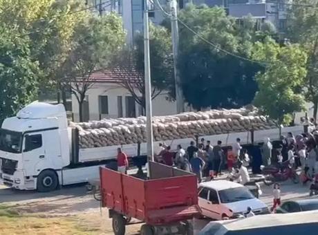 Bursa’da bir TIR dolusu patatesi ihtiyaç sahiplerine dağıttı