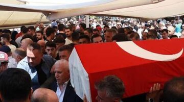 Bursa’da orman yangınına su taşıyan tankerin devrilmesi sonucu hayatını kaybeden 2 kişi defnedildi