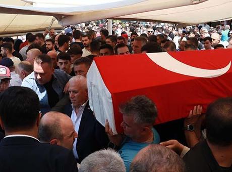 Bursa’da orman yangınına su taşıyan tankerin devrilmesi sonucu hayatını kaybeden 2 kişi defnedildi