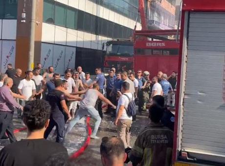 Bursa’da tekstil atölyesinde yangın çıktı, iş yeri sahibi itfaiye ekiplerine saldırdı