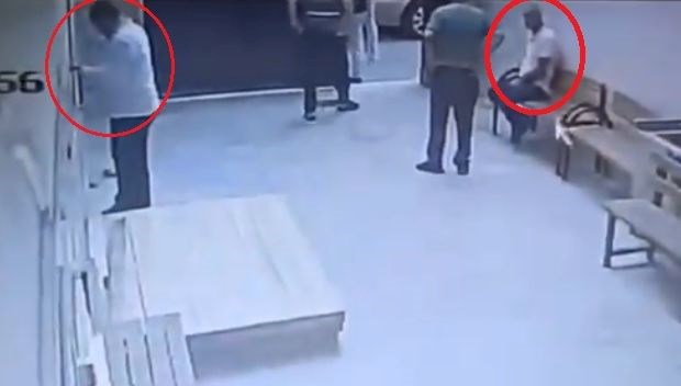 Camide uyuşturucu içerken kendisini uyaran müezzini bıçakladı