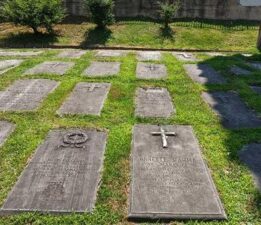 Çocuk parkında 150 yıllık mezar taşları! Şok gerçek çıktı: ‘Banyo fayansı yaptılar’