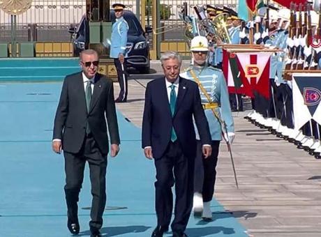 Cumhurbaşkanı Erdoğan, Kazakistan Cumhurbaşkanı Tokayev’i resmi törenle karşıladı