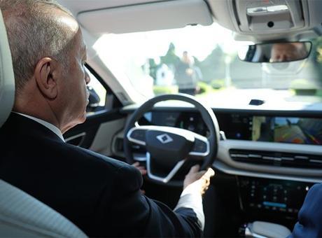 Cumhurbaşkanı Erdoğan Togg’un yeni modeli ile deneme sürüşü yaptı