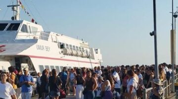 Deniz otobüsünde zamanla yarış! Rahatsızlanan yolcu için geri dönüldü