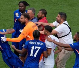 Dev finalin sonunda ortalık karıştı: Teknik direktörden futbolcuya yumruk