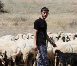 Devlet desteğiyle modern çiftlik kurdu