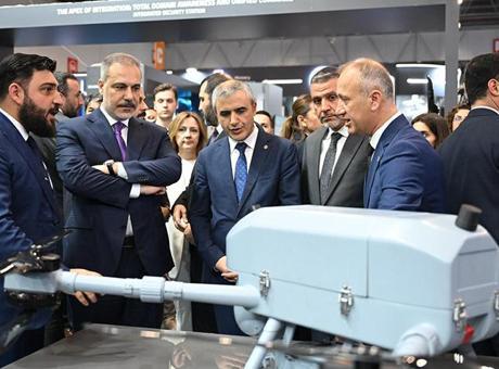 Dışişleri Bakanı Hakan Fidan, 17’nci Uluslararası Savunma Sanayii Fuarı’nda stantları gezdi