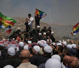 DÜRZİLER KİM? SURİYE’DEKİ VARLIKLARI, NÜFUSLARI, İNANIŞLARI, SAYILARI, BAYRAKLARI HAKKINDA BİLİNENLER