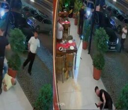 Eğlence mekanı önünde silahlı çatışma! Anbean güvenlik kamerasına yansıdı